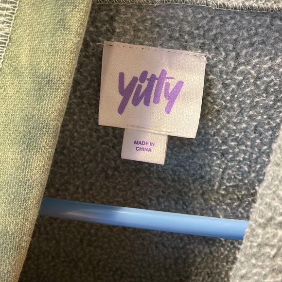 🌸2/$5 YITTY pull over sweater - Picture 4 of 4